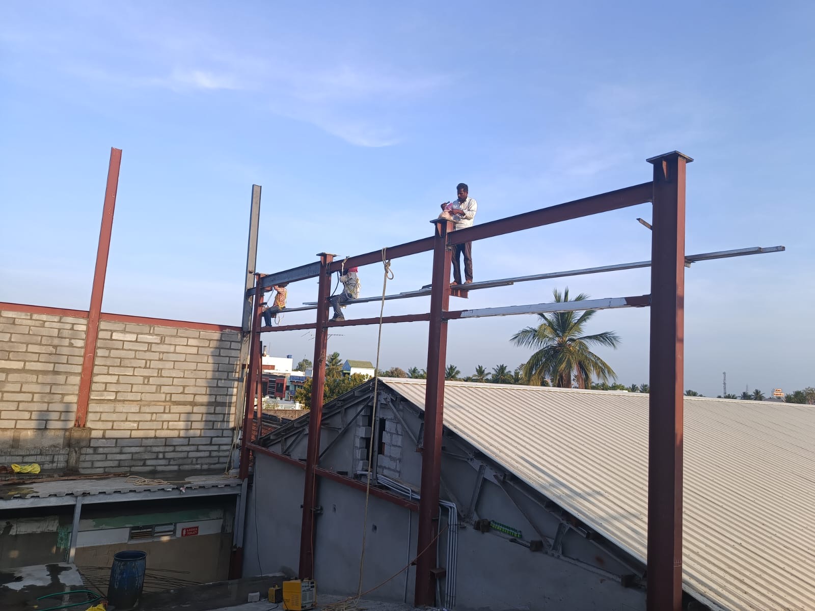Auditorium side wall bracing and sag rod assembly